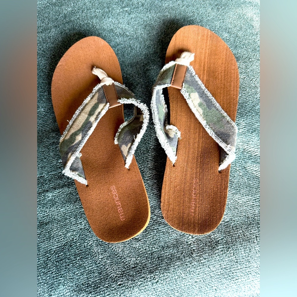 Maurice’s camo sandals - size 9 for sale - never worn